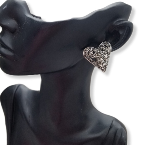 VINTAGE SILVERTONED FILIGREE HEART EARRINGS SET WITH SPARKLING MARCASITE STONE - Picture 2 of 4